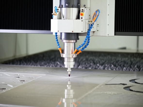 Industrial water jet cutting system with abrasive stream cutting metal