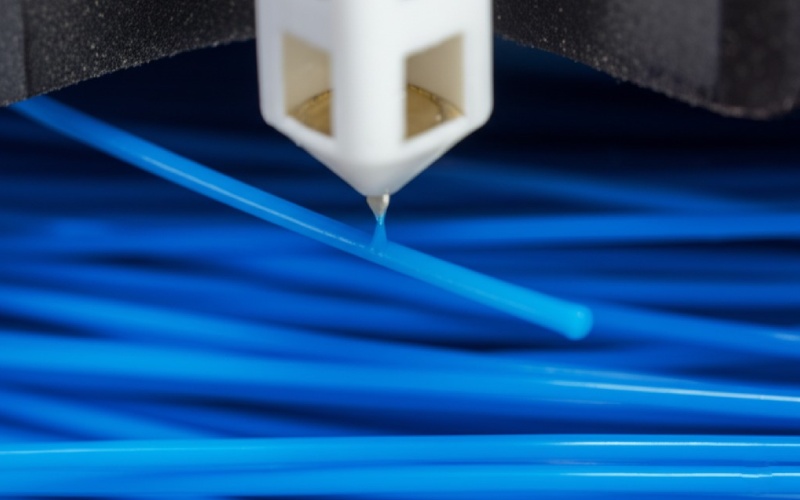 Primer plano del proceso de impresión 3D con PLA