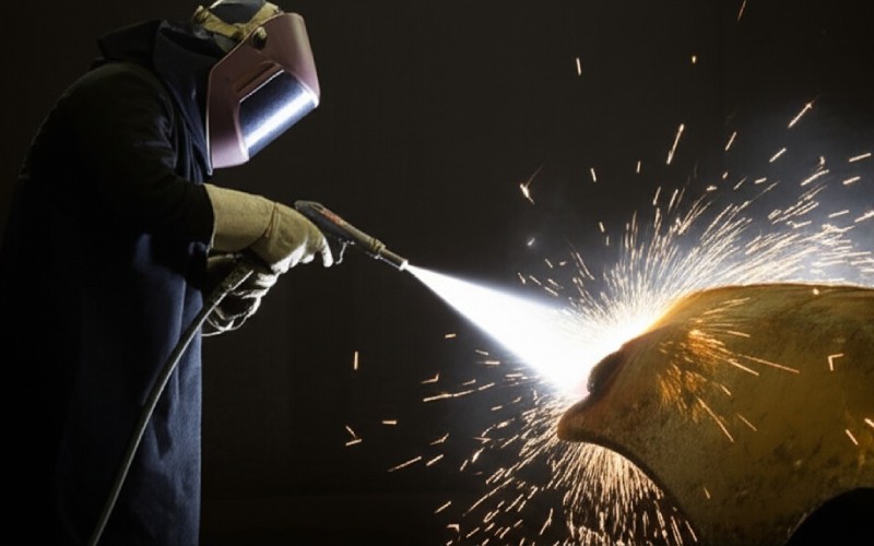 Processo de jato de areia profissional para remoção de ferrugem de peças automóveis