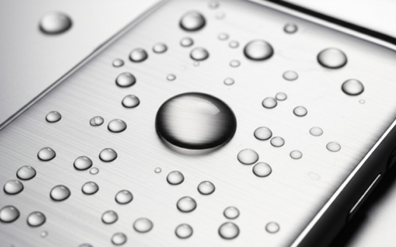 Gouttes d'eau sur un cadre en titane durable et résistant à l'eau