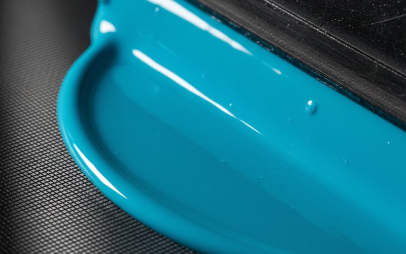 Rakel, der trækker blæk hen over et silketryk