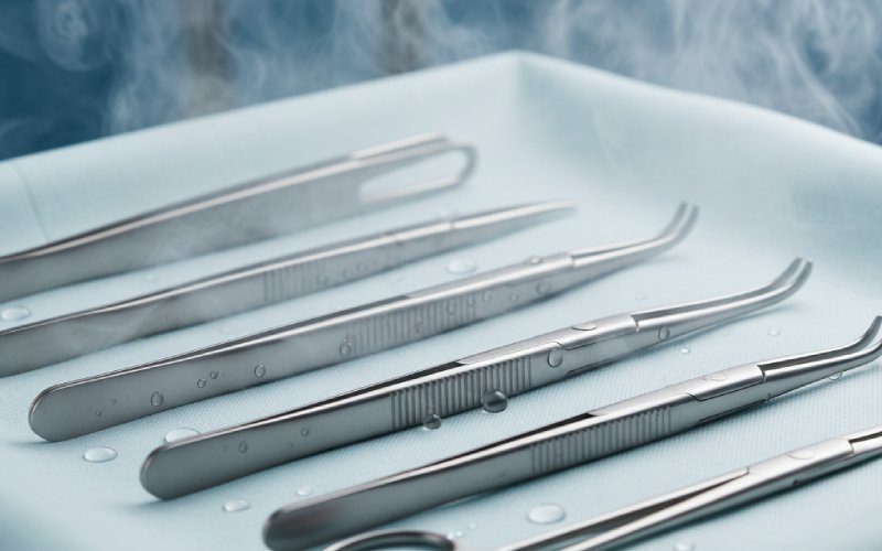 Instrumen baja steril dalam uap